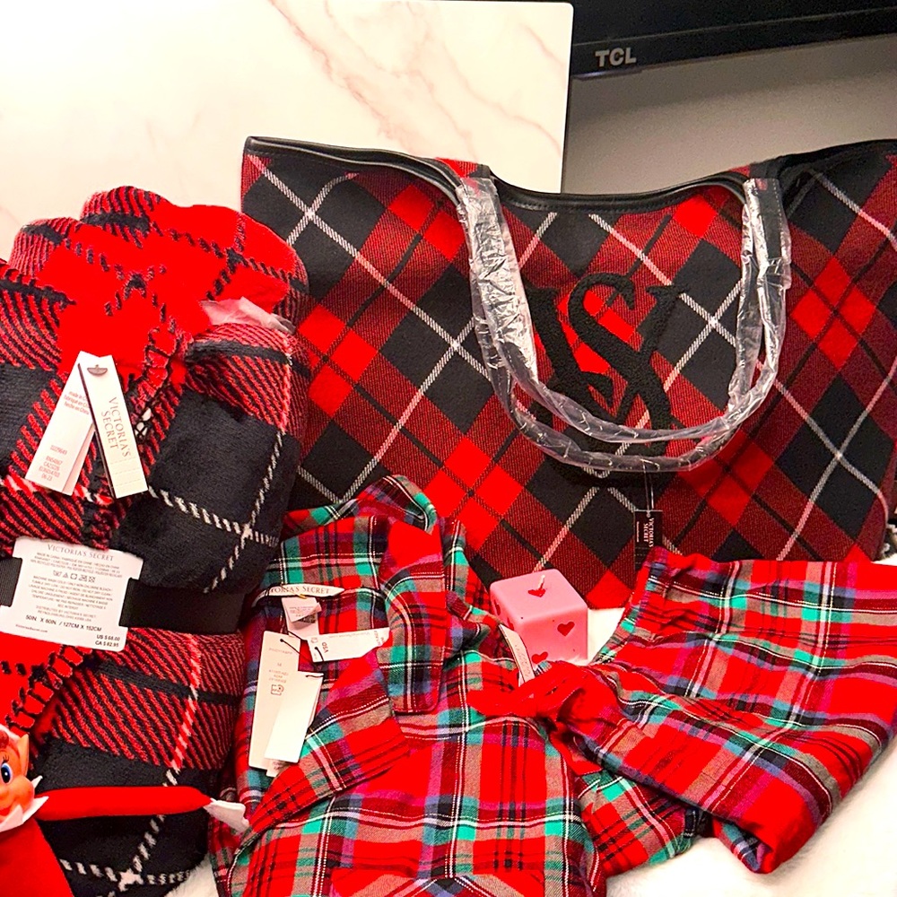 Victoria Secret 🤫Cutest Cozy Bundle❤️🪽